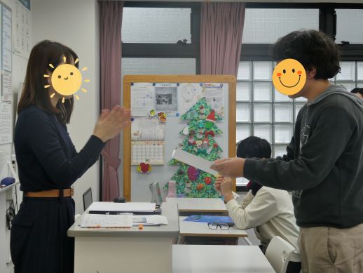 兵庫県にあるフリースクール、クラーク国際中等部芦屋キャンパスの全校集会の様子