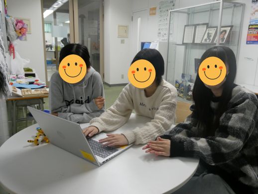 兵庫県にあるフリースクール、クラーク国際中等部芦屋キャンパスのHRの様子