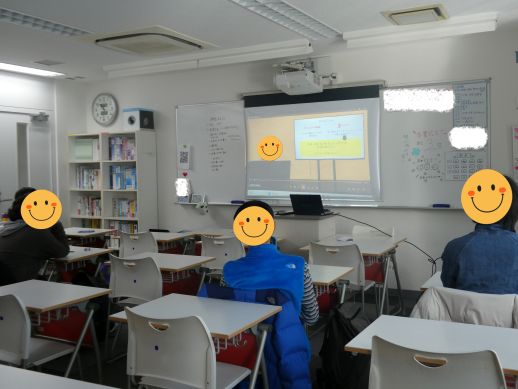 兵庫県にあるフリースクール、クラーク国際中等部芦屋キャンパスの数学の授業の様子