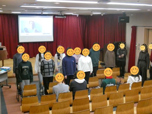 兵庫県にあるフリースクール、クラーク国際中等部芦屋キャンパスのHRの様子