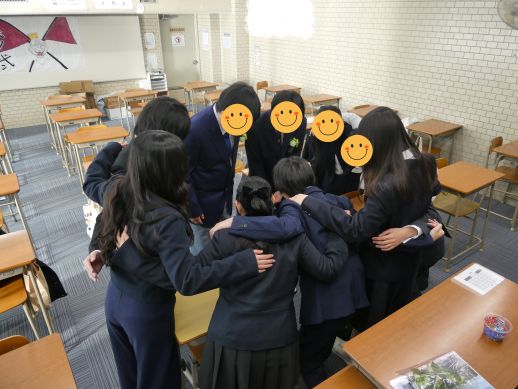 兵庫県にあるフリースクール、クラーク国際中等部芦屋キャンパスの卒業式の様子