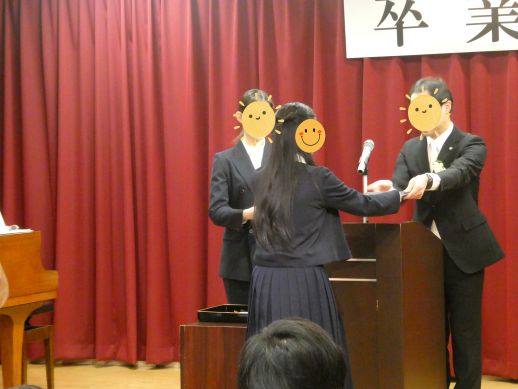 兵庫県にあるフリースクール、クラーク国際中等部芦屋キャンパスの卒業式の様子