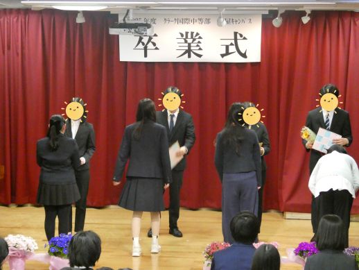 兵庫県にあるフリースクール、クラーク国際中等部芦屋キャンパスの卒業式の様子