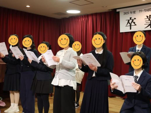 兵庫県にあるフリースクール、クラーク国際中等部芦屋キャンパスの卒業式の様子