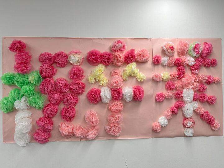 埼玉県所沢市にあるフリースクール、クラーク国際中等部所沢キャンパスの卒業式の様子