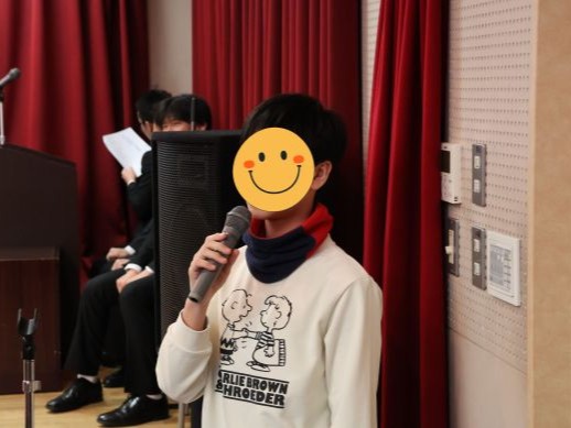 兵庫県にあるフリースクール、クラーク国際中等部芦屋キャンパスの卒業式の様子