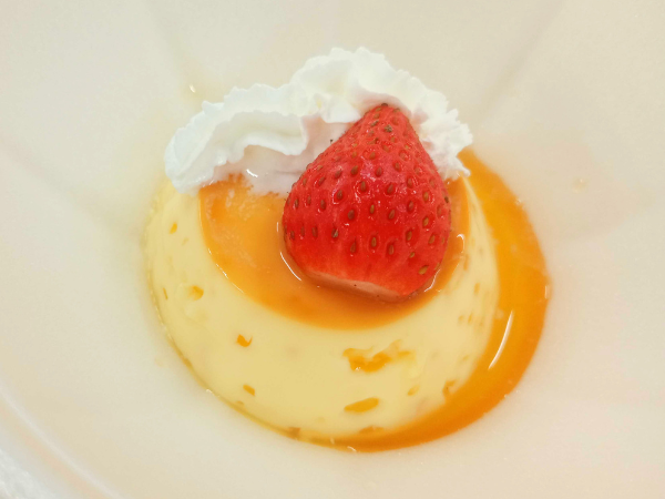 大阪にあるフリースクール、クラーク国際中等部大阪天王寺キャンパス、調理実習の様子、スイーツ、プリンアラモード、