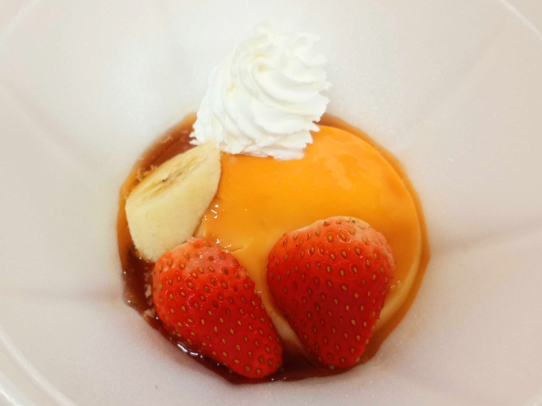 大阪にあるフリースクール、クラーク国際中等部大阪天王寺キャンパス、調理実習の様子、スイーツ、プリンアラモード、