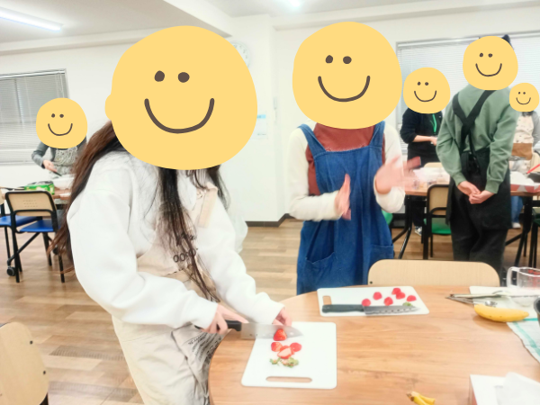 大阪にあるフリースクール、クラーク国際中等部大阪天王寺キャンパス、調理実習の様子、スイーツ、プリンアラモード、