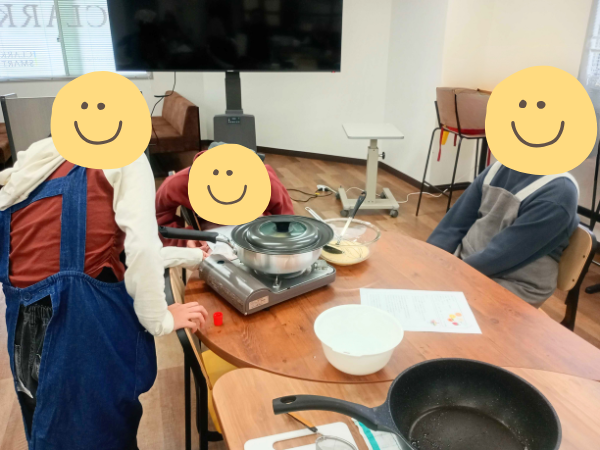 大阪にあるフリースクール、クラーク国際中等部大阪天王寺キャンパス、調理実習の様子、スイーツ、プリンアラモード、