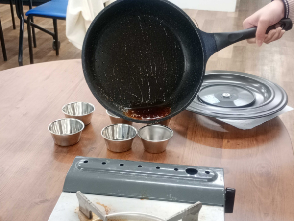 大阪にあるフリースクール、クラーク国際中等部大阪天王寺キャンパス、調理実習の様子、スイーツ、プリンアラモード、