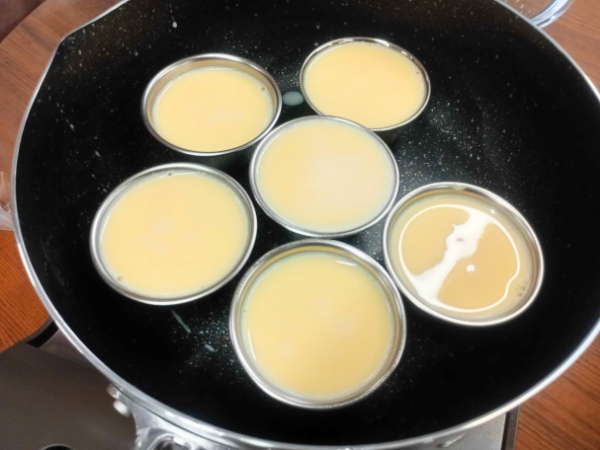 大阪にあるフリースクール、クラーク国際中等部大阪天王寺キャンパス、調理実習の様子、スイーツ、プリンアラモード、