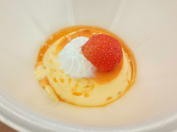 大阪にあるフリースクール、クラーク国際中等部大阪天王寺キャンパス、調理実習の様子、スイーツ、プリンアラモード、