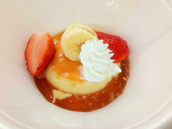 大阪にあるフリースクール、クラーク国際中等部大阪天王寺キャンパス、調理実習の様子、スイーツ、プリンアラモード、