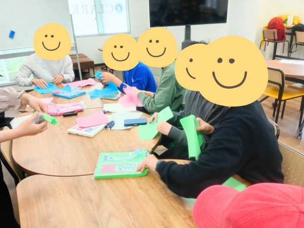 大阪にあるフリースクール、クラーク国際中等部大阪天王寺キャンパス、卒業記念式典、お花紙、準備、