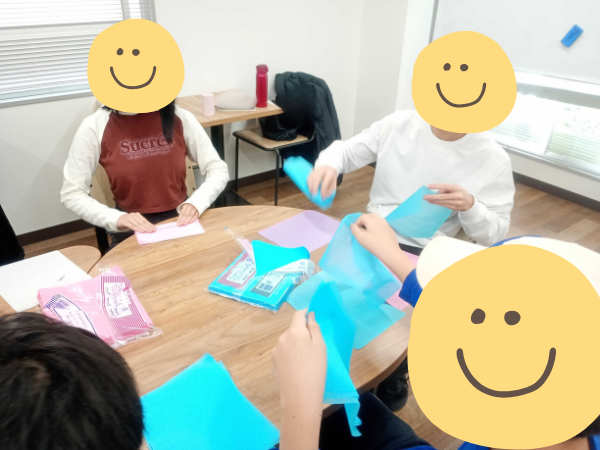 大阪にあるフリースクール、クラーク国際中等部大阪天王寺キャンパス、卒業記念式典、お花紙、準備、