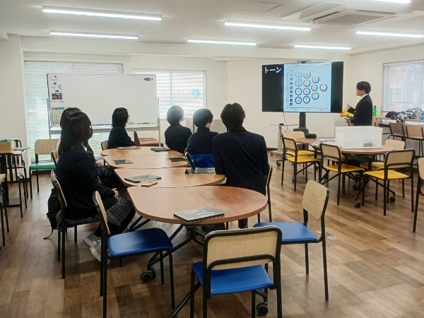 大阪にあるフリースクール、クラーク国際中等部、出前授業、デジタルクリエーターコース、専修学校クラーク高等学院天王寺、色彩、