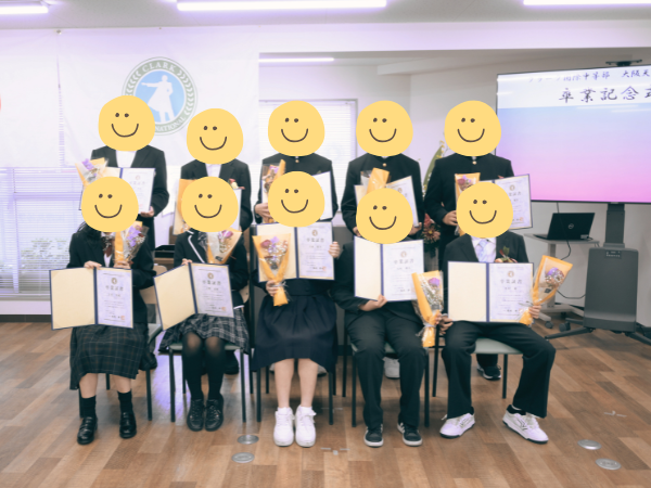 大阪にあるフリースクール、クラーク国際中等部大阪天王寺キャンパス、卒業記念式典の様子、卒業式、