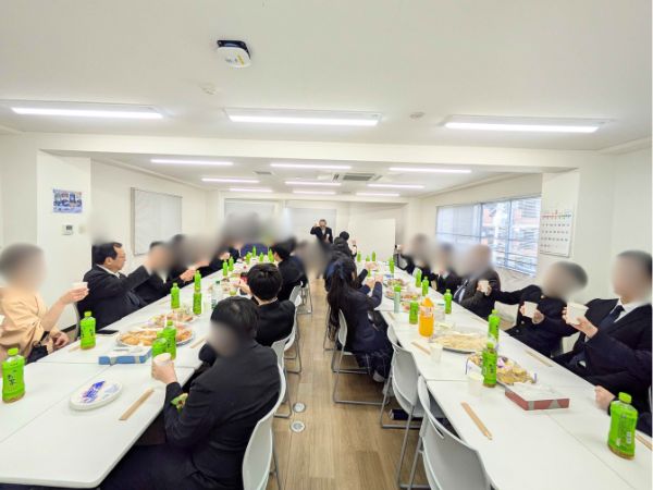 大阪にあるフリースクール、クラーク国際中等部大阪天王寺キャンパス、卒業記念式典の様子、卒業式、パーティー、