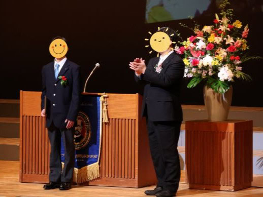 兵庫県にあるフリースクール、クラーク国際中等部芦屋キャンパスの入学式の様子