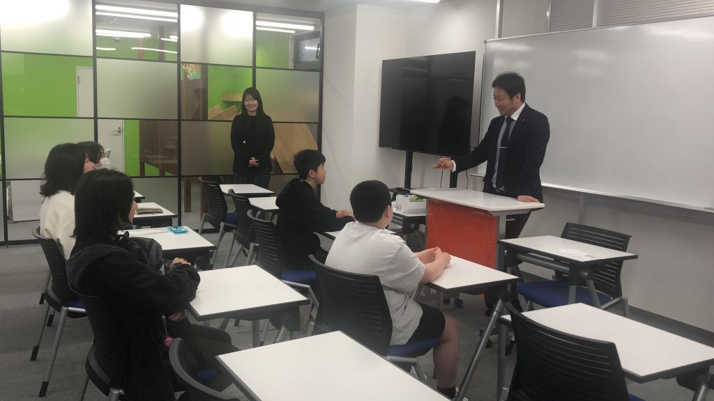 埼玉県所沢市にあるフリースクール、クラーク国際中等部所沢キャンパスで行われた新キャンパス長からのお話