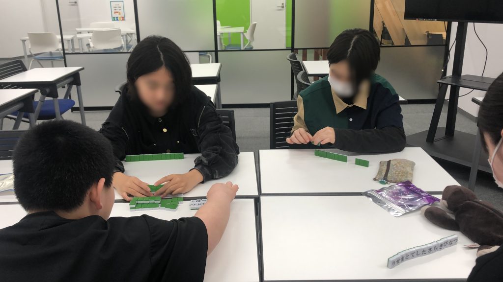 埼玉県所沢市にあるフリースクール、クラーク国際中等部所沢キャンパスでのフリータイムの様子、ひらがじゃん