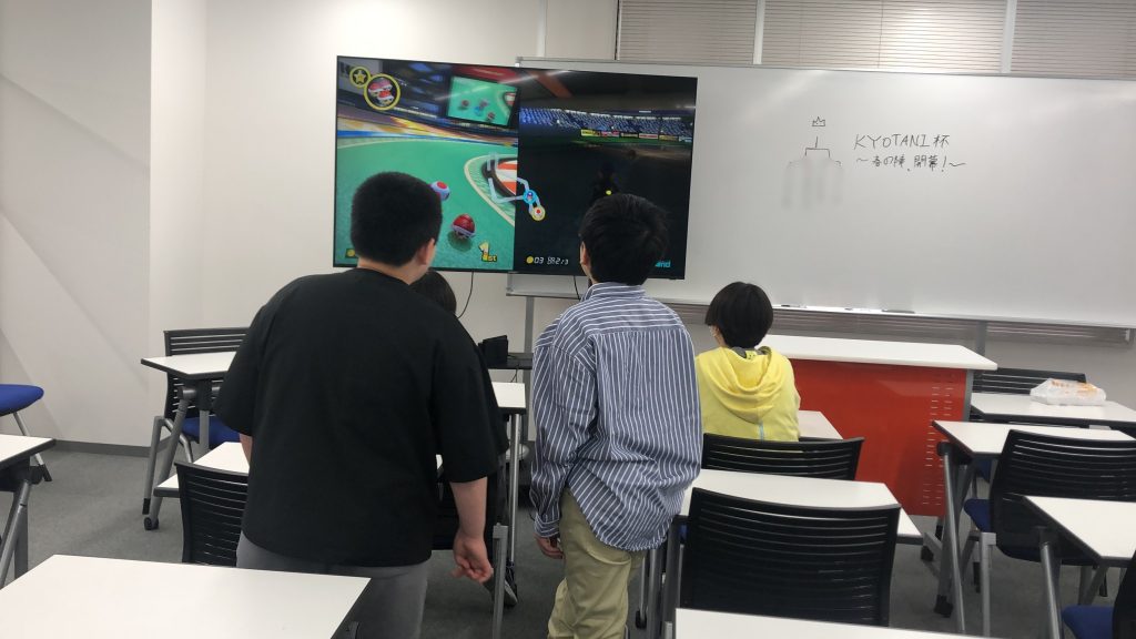 埼玉県所沢市にあるフリースクール、クラーク国際中等部所沢キャンパスでのフリータイムの様子