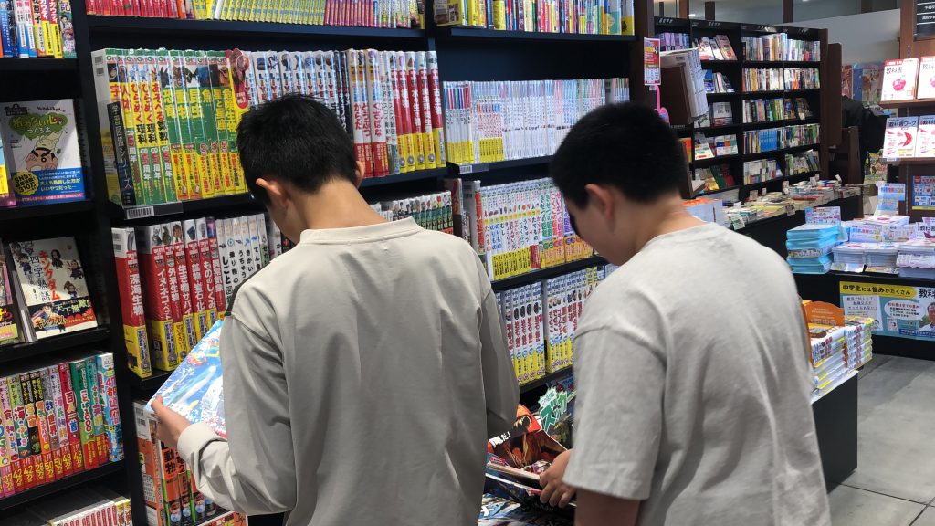 埼玉県所沢市にあるフリースクール、クラーク国際中等部所沢キャンパスで行った本屋さんへの買出しの様子