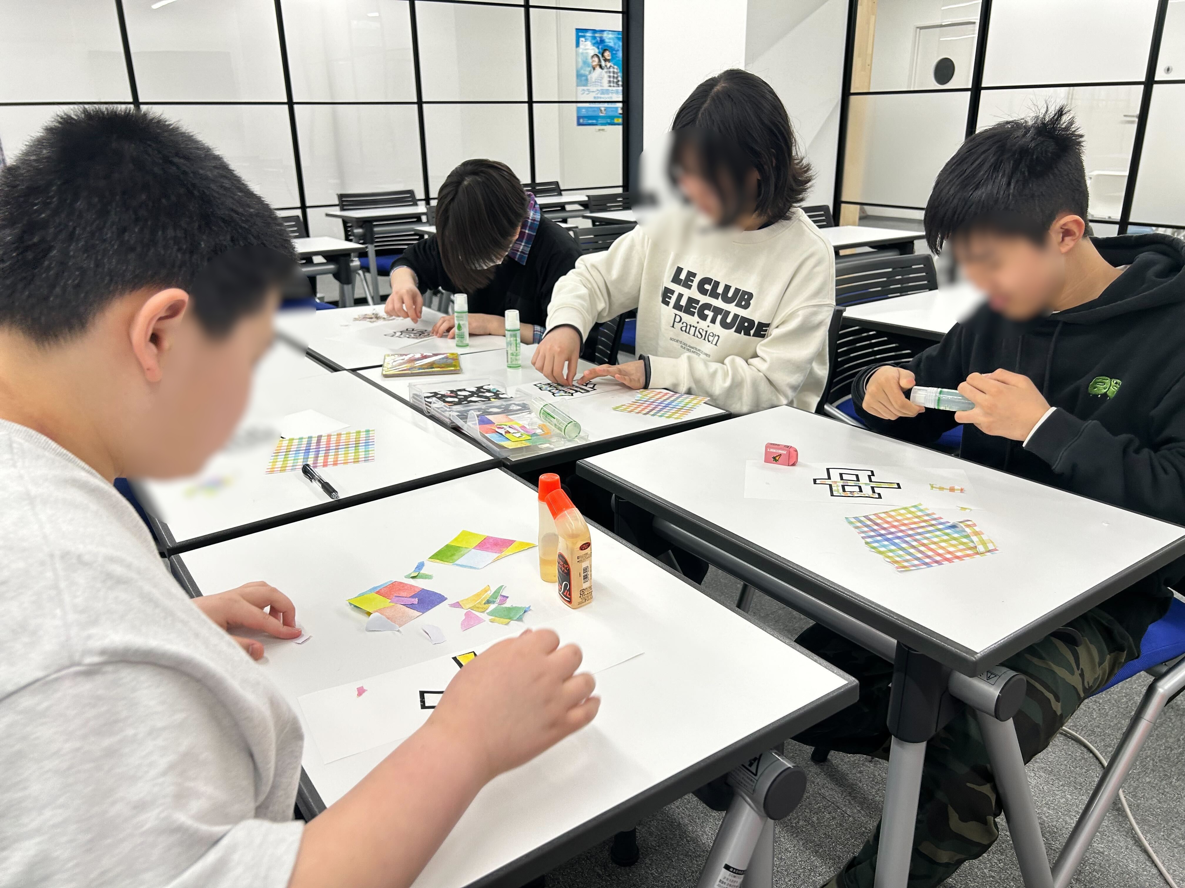 埼玉県所沢市にあるフリースクール、クラーク国際中等部所沢キャンパスで行った掲示物作成の様子