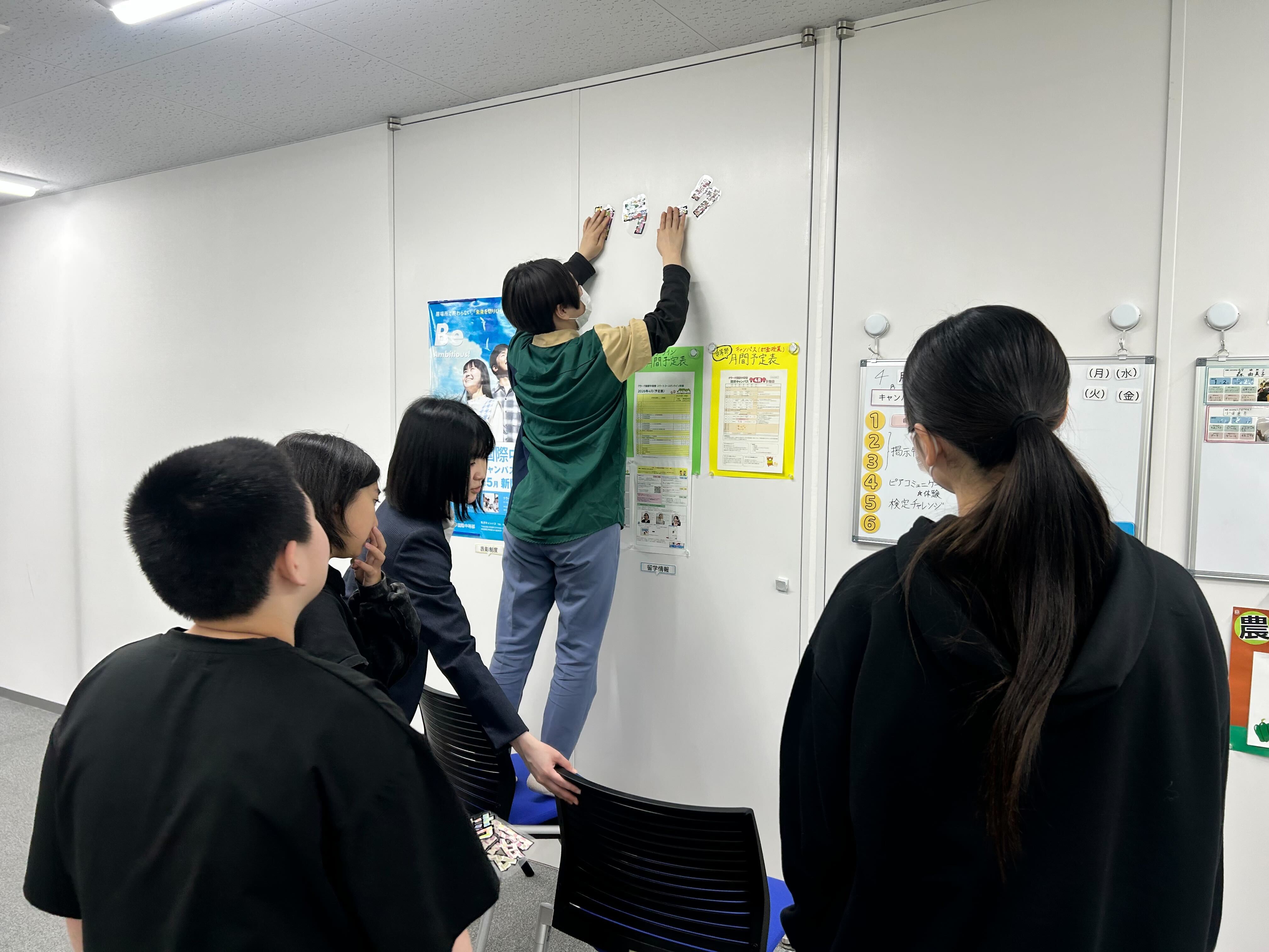 埼玉県所沢市にあるフリースクール、クラーク国際中等部所沢キャンパスで行った掲示物作成の様子