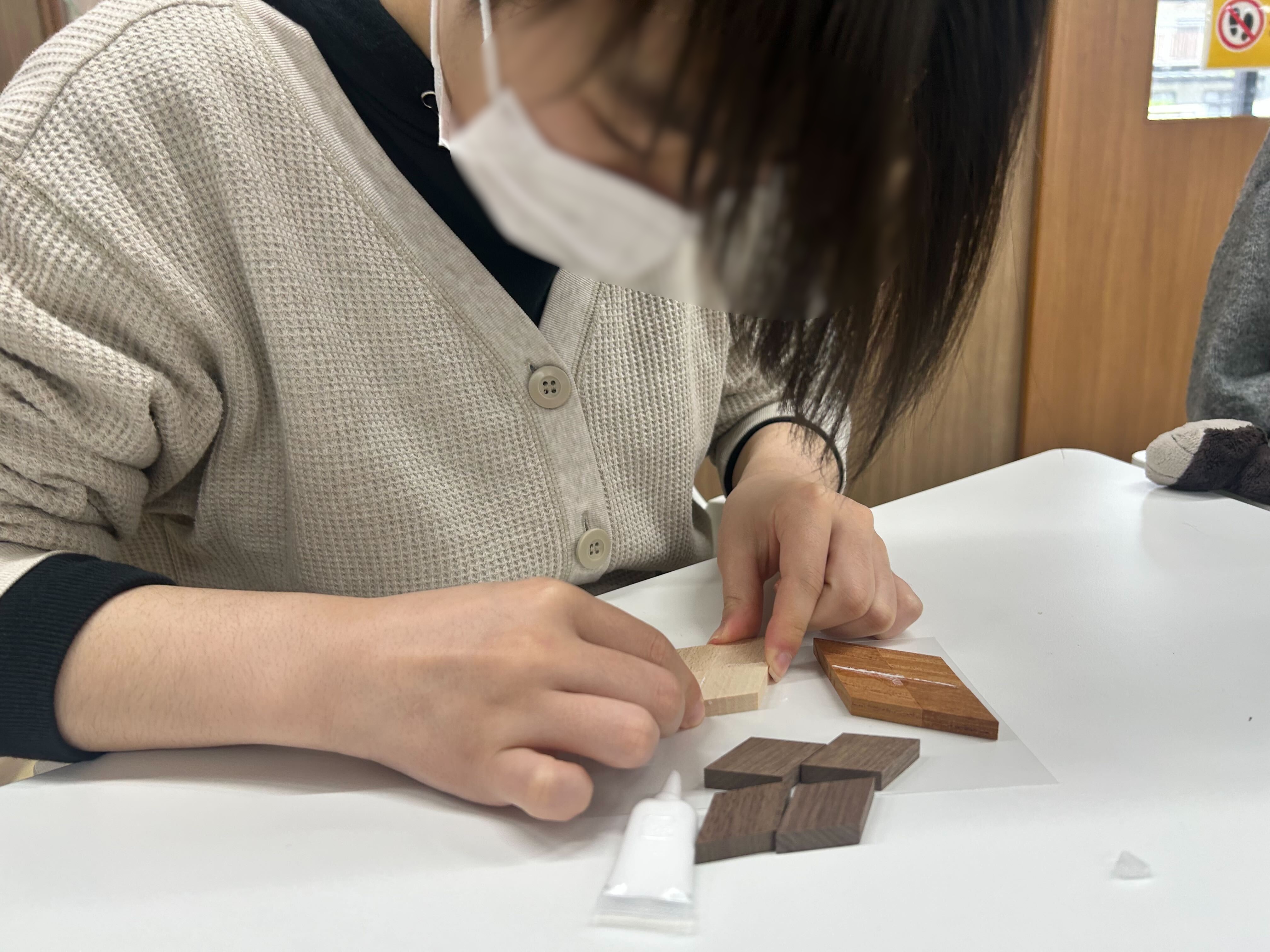 埼玉県所沢市にあるフリースクールクラーク国際中等部所沢キャンパスで行った寄木細工コースター作りの様子