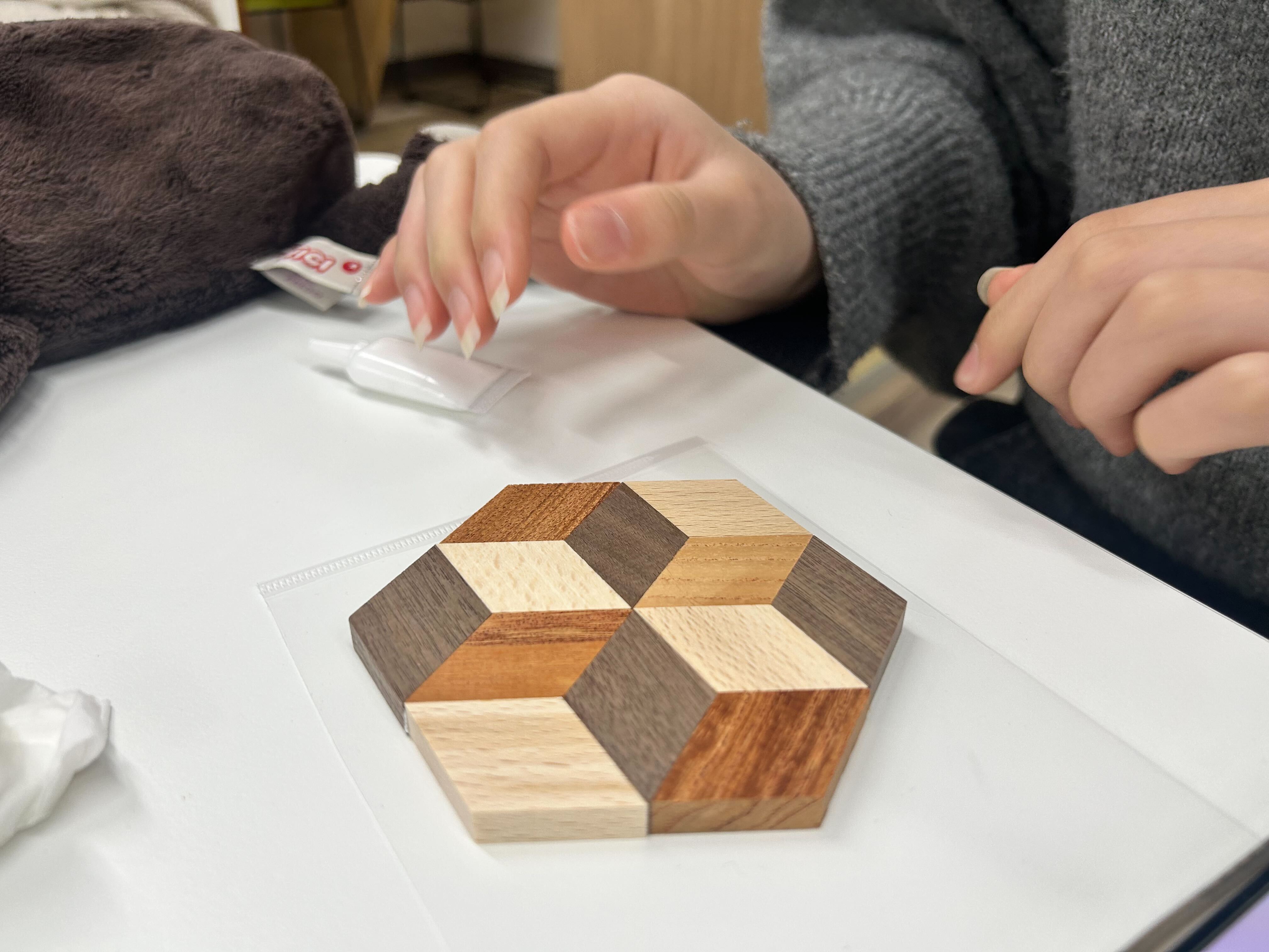 埼玉県所沢市にあるフリースクールクラーク国際中等部所沢キャンパスで行った寄木細工コースター作りの様子