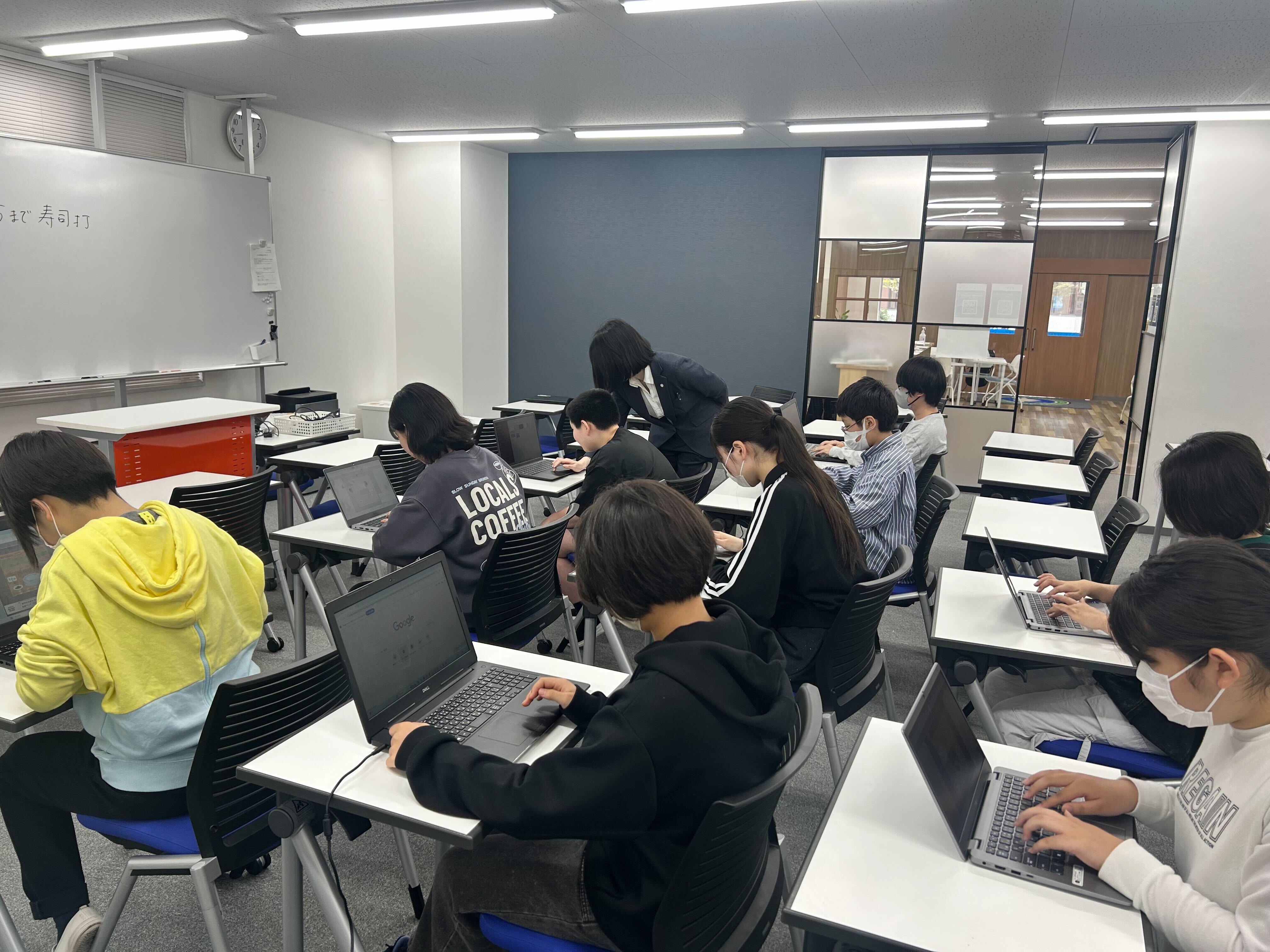 埼玉県所沢市にあるフリースクール、クラーク国際中等部所沢キャンパスで行ったタイピング練習の様子