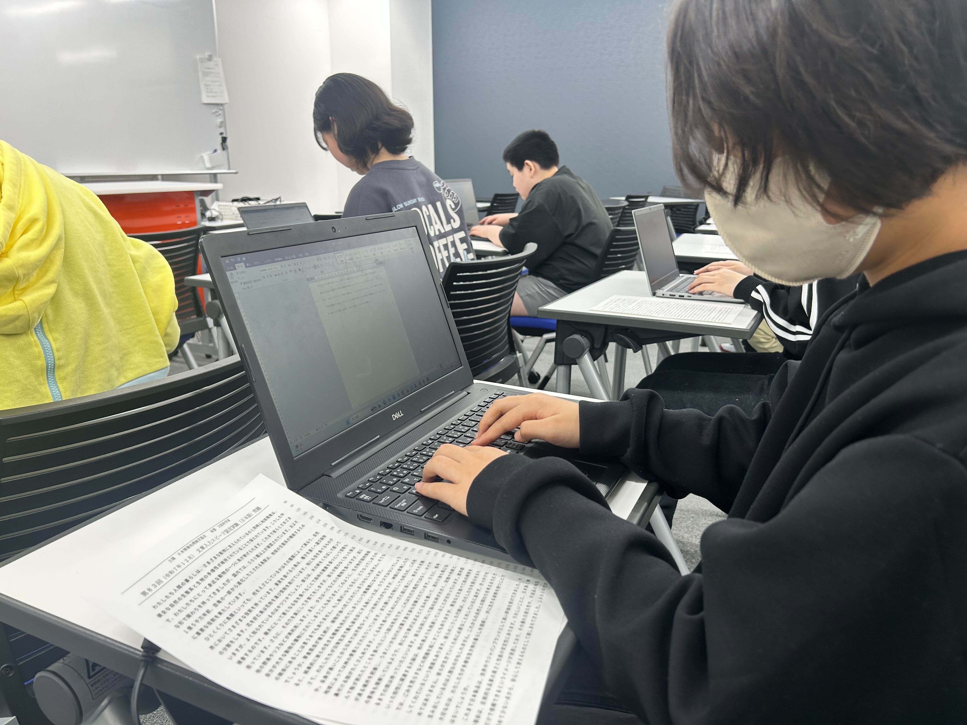 埼玉県所沢市にあるフリースクール、クラーク国際中等部所沢キャンパスで行ったタイピング練習の様子