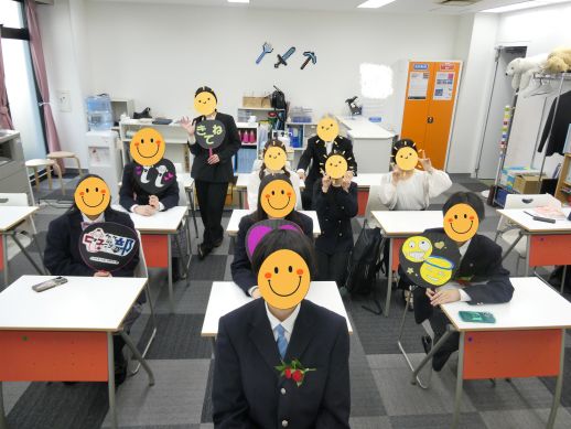 兵庫県にあるフリースクール、クラーク国際中等部芦屋キャンパスの入学式の様子