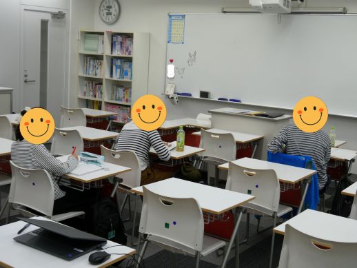 兵庫県にあるフリースクール、クラーク国際中等部芦屋キャンパスの個別学習の授業の様子