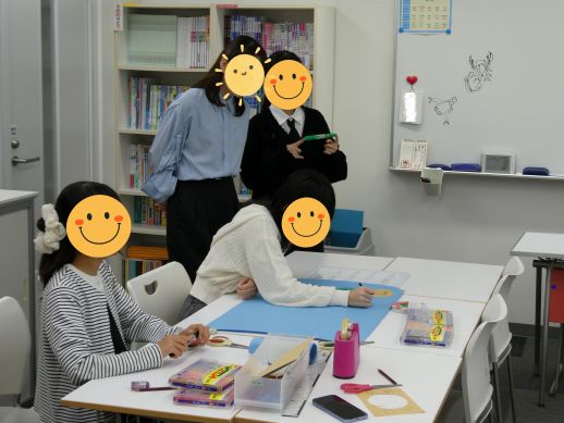 兵庫県にあるフリースクール、クラーク国際中等部芦屋キャンパスの美術の授業の様子