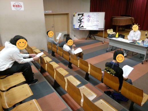 兵庫県にあるフリースクール、クラーク国際中等部芦屋キャンパスの音楽の授業の様子