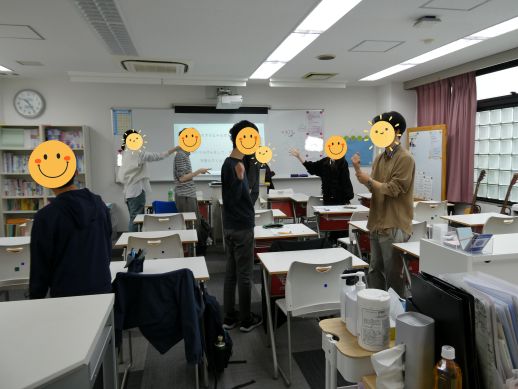 兵庫県にあるフリースクール、クラーク国際中等部芦屋キャンパスのリフレクションの授業の様子