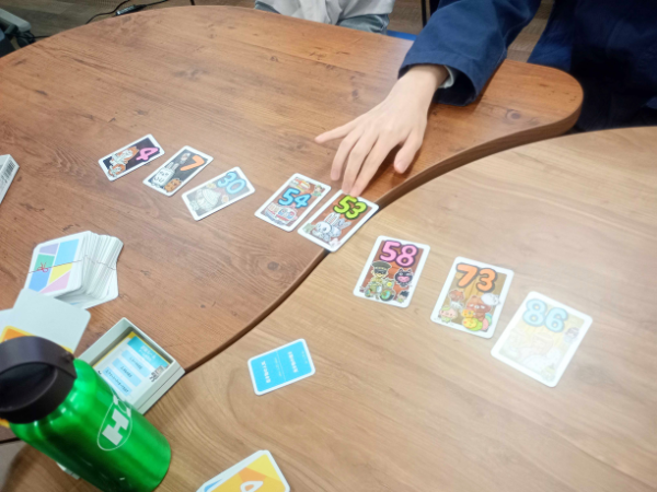 大阪にあるフリースクール、クラーク国際中等部、大阪天王寺キャンパス、カードゲーム、Ito、交流、友だち