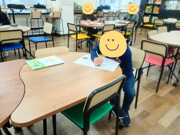 大阪にあるフリースクール、クラーク国際中等部大阪天王寺キャンパス、自律学習の様子、授業、