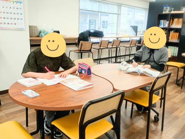 大阪にあるフリースクール、クラーク国際中等部大阪天王寺キャンパス、自律学習の様子、授業、