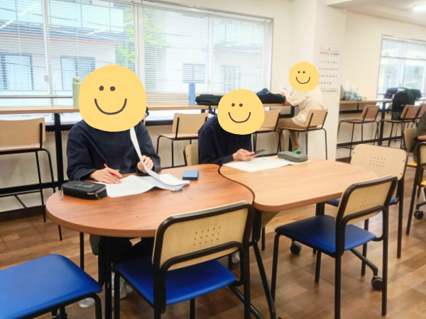 大阪にあるフリースクール、クラーク国際中等部大阪天王寺キャンパス、自律学習の様子、授業、