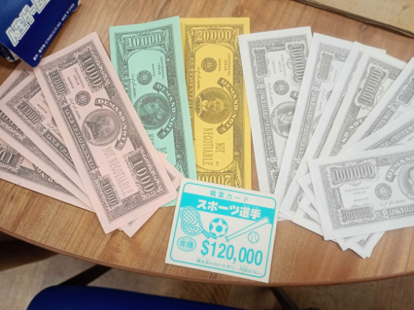 大阪にあるフリースクール、クラーク国際中等部大阪天王寺キャンパス、人生ゲーム大会、教室オリジナル、