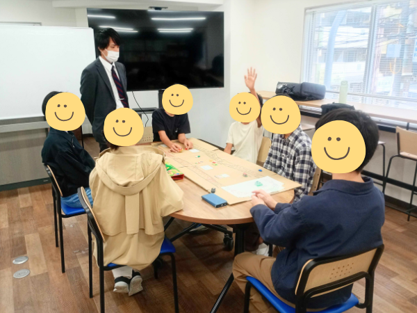 大阪にあるフリースクール、クラーク国際中等部大阪天王寺キャンパス、人生ゲーム大会、教室オリジナル、