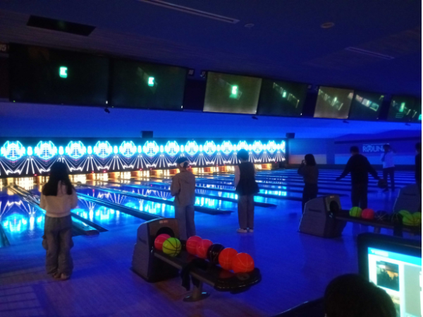 大阪にあるフリースクール、クラーク国際中等部大阪天王寺キャンパス、課外活動、高校生合同、ボウリング大会、ラウンドワン、