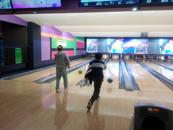 大阪にあるフリースクール、クラーク国際中等部大阪天王寺キャンパス、課外活動、高校生合同、ボウリング大会、ラウンドワン、