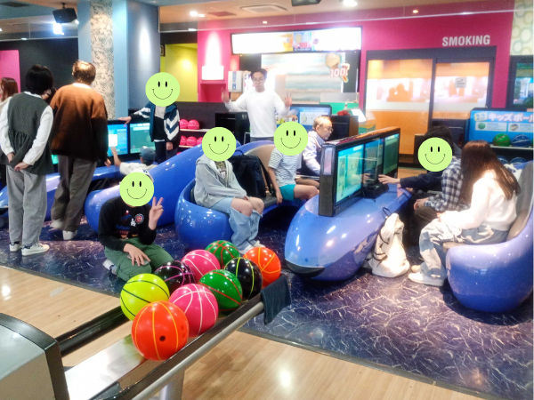 大阪にあるフリースクール、クラーク国際中等部大阪天王寺キャンパス、課外活動、高校生合同、ボウリング大会、ラウンドワン、