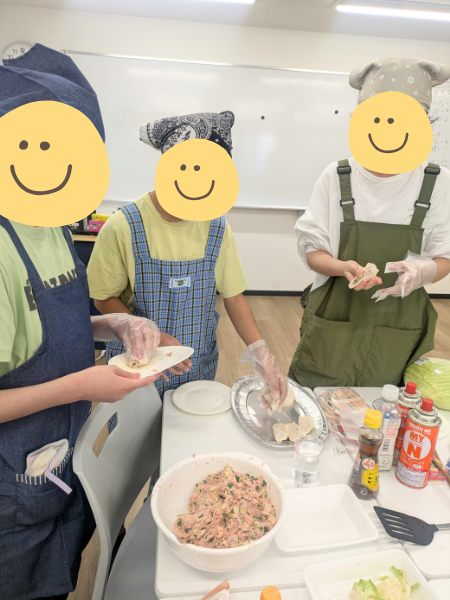 大阪にあるフリースクール、クラーク国際中等部大阪天王寺キャンパス、調理実習、焼き餃子、水餃子、注文の多い、