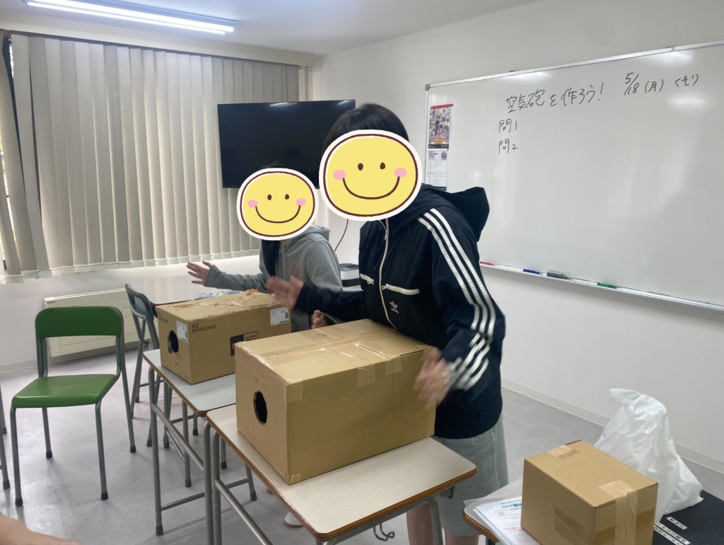 ろうそくの火を消すために一生懸命取り組む様子